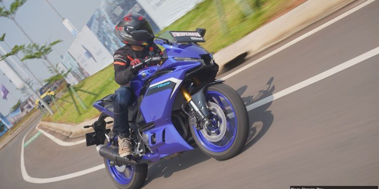 Yamaha R25 2025: Sasis Lama, Sensasi Baru? Review Lengkap!