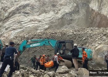 Gunung Kuda Longsor: Belasan Korban Diduga Tertimbun, Tim SAR Bergerak!