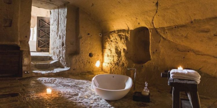 5 Hotel Unik: Gua Jadi Mewah? Staycation Ajaib di Indonesia!