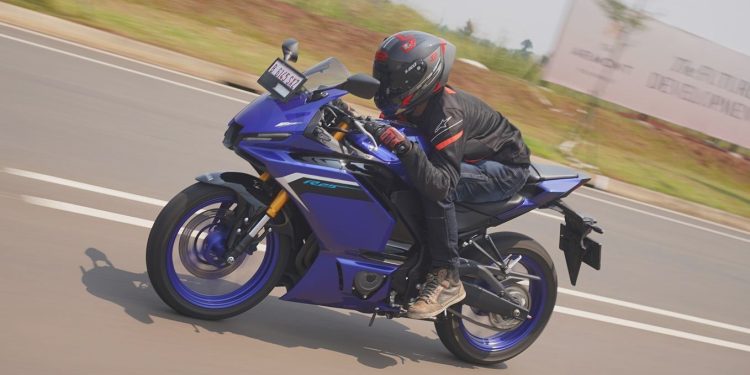Yamaha R25 2025: Mesin Baru Lebih Bertenaga, Emisi Ramah!
