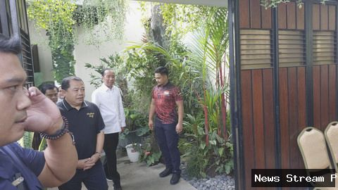 Jokowi Ultah ke-64: Warga Tumpengan Meriah di Depan Rumah!