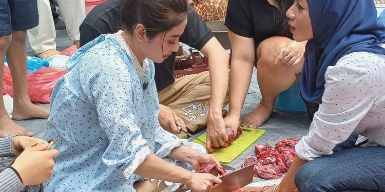 Dewi Perssik Kurban Sapi: Potong Sendiri, Bagi ke Tetangga!