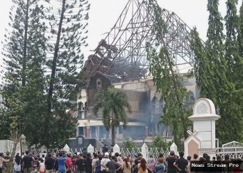 Gedung DPRD NTB Dibakar Massa: Aksi Protes Berujung Anarkis!