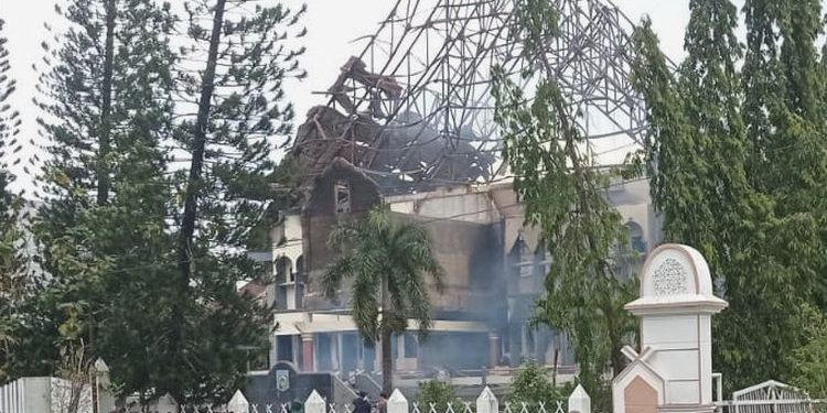 Gedung DPRD NTB Dibakar Massa: Aksi Protes Berujung Anarkis!