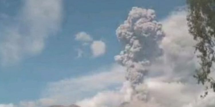 Gunung Lewotobi Erupsi: 6 Desa di Lereng Diminta Mengungsi!