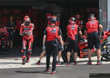 Bagnaia Dikepung Kru Ducati: Komentar Pedas Marquez?