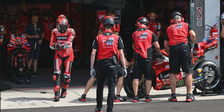 Bagnaia Dikepung Kru Ducati: Komentar Pedas Marquez?
