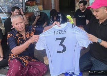 Jay Idzes Beri Jersey & Ban Kapten untuk Keluarga Suporter Meninggal