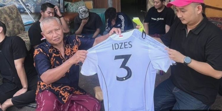 Jay Idzes Beri Jersey & Ban Kapten untuk Keluarga Suporter Meninggal