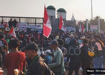 Demo Hari Ini: Buruh Geruduk Istana, Mahasiswa Kepung DPR!