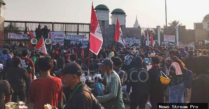 Demo Hari Ini: Buruh Geruduk Istana, Mahasiswa Kepung DPR!