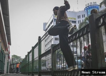 Uji Coba Pelican Crossing Stasiun Cikini: Pagar Dibuka, Penyeberangan Lebih Aman?