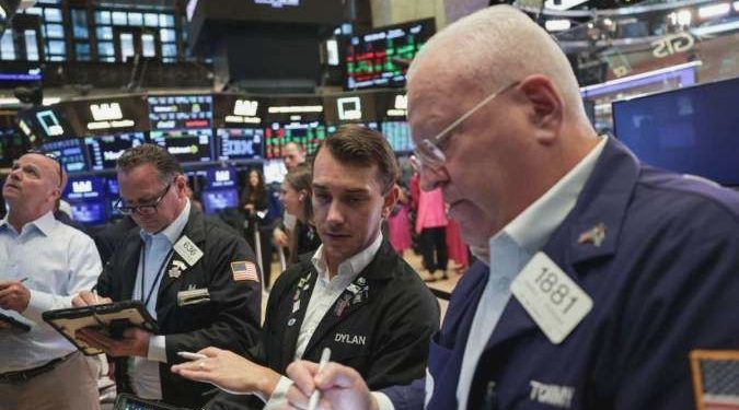 Wall Street Loyo Jelang The Fed! Apa Pengaruhnya ke Rupiah?