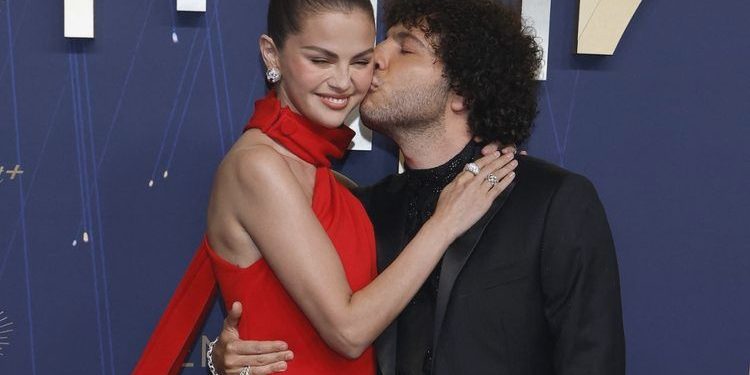 Selena Gomez & Benny Blanco: Gaya Couple Goals di Emmy Awards 2025!