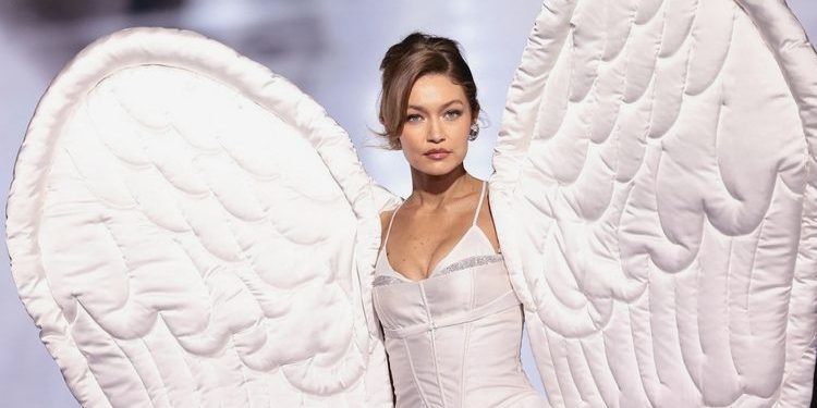 Gaya Gigi Hadid di VS Fashion Show 2025: Anggun Bersayap!