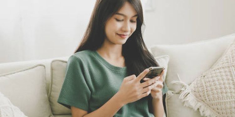 Pusing Setelah Main HP Lama? Ini Penyebab & Cara Mengatasinya!