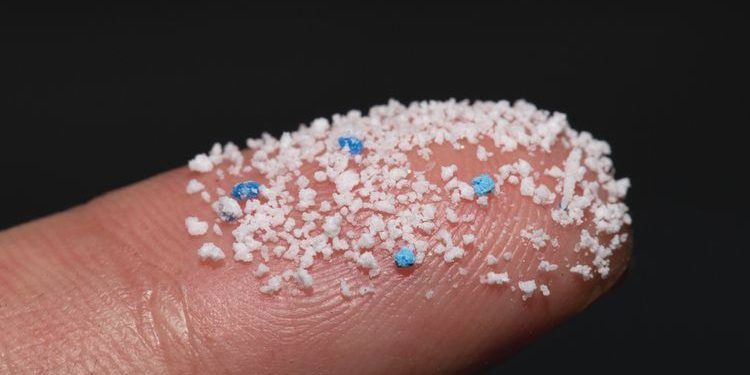 Mikroplastik: Ancaman Tersembunyi untuk Kulit Sehat, Jerawat Mengintai!