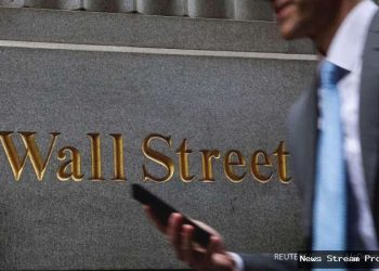 Wall Street Terjungkal: Perang Dagang AS-China Hantam Saham Bank!