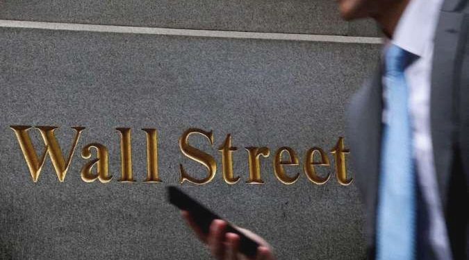 Wall Street Terjungkal: Perang Dagang AS-China Hantam Saham Bank!