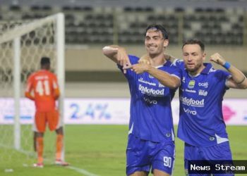 Persib Bandung Hancurkan PSBS Biak: Foto Aksi Terbaik!