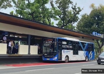 Banjir Jakarta: Rute Transjakarta & JakLingko Dialihkan, Cek Daftarnya!