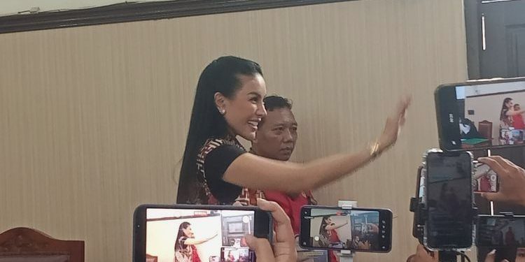 Nikita Mirzani Sakit Usai Sidang 6 Jam: Ada Apa?