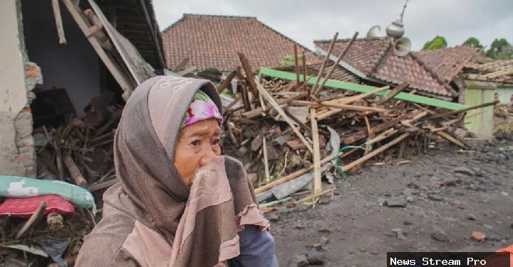 Gunung Semeru Erupsi: Pendaki Terjebak, Ratusan Warga Mengungsi!