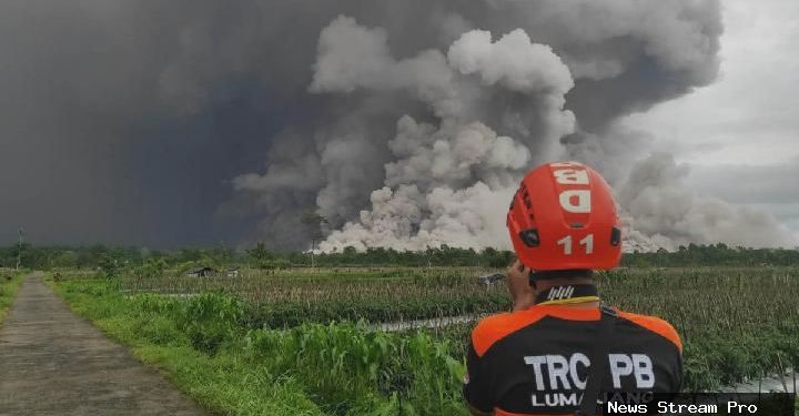 Erupsi Semeru: Tambang di Aliran Lahar Dihentikan Bupati Lumajang