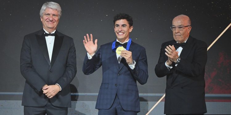 Marquez Bela Rossi: Balas Cemoohan dengan Pembelaan di MotoGP Award