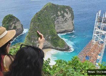 Lift Kaca Kelingking Bali: Pembangunan Dihentikan, Kenapa?