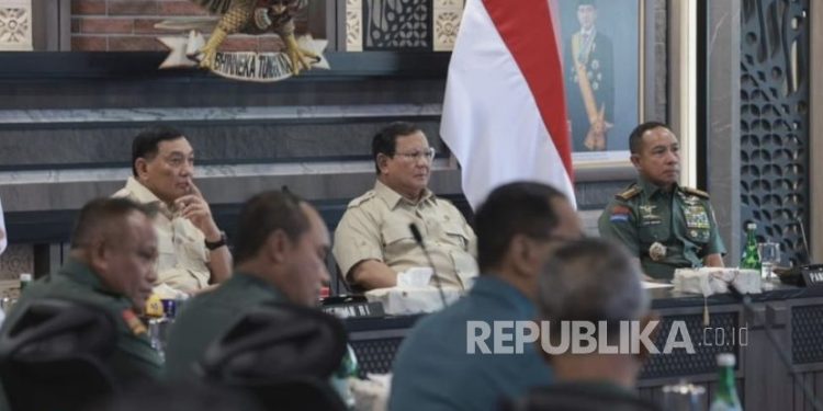 Prabowo Bahas Pasukan Perdamaian Gaza di Mabes TNI: Apa Keputusannya?