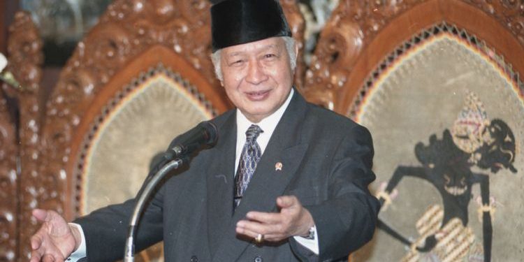 Soeharto: Gelar Pahlawan Dicabut? Kontroversi dan Fakta Hukum