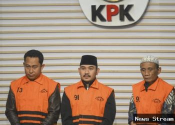 Foto: Bupati Bekasi dan ayahnya saat ditahan KPK