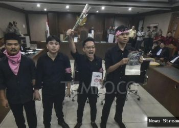 Delpedro Cs menyanyikan Indonesia pusaka sebelum sidang