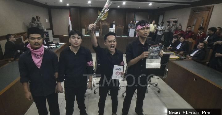 Delpedro Cs menyanyikan Indonesia pusaka sebelum sidang