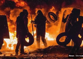 Warung pedagang depan TMP Kalibata dibakar sekelompok massa