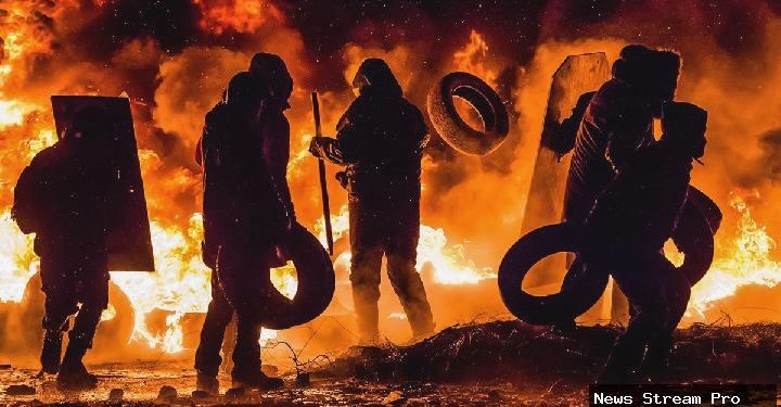 Warung pedagang depan TMP Kalibata dibakar sekelompok massa
