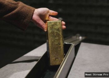 Harga emas dekati rekor, platinum melonjak dipicu inflasi AS