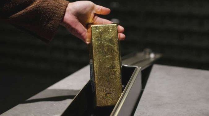 Harga emas dekati rekor, platinum melonjak dipicu inflasi AS