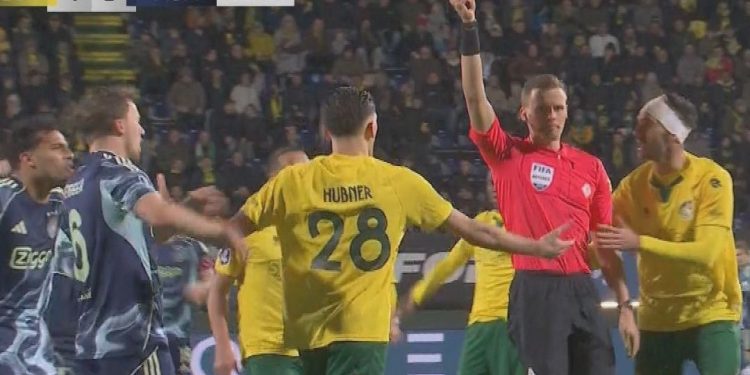 Main 8 menit langsung kartu merah, pelatih Justin Hubner: Aksi yang bodoh