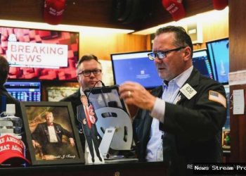 Wall Street menguat di awal pekan, saham teknologi rebound jelang libur Natal