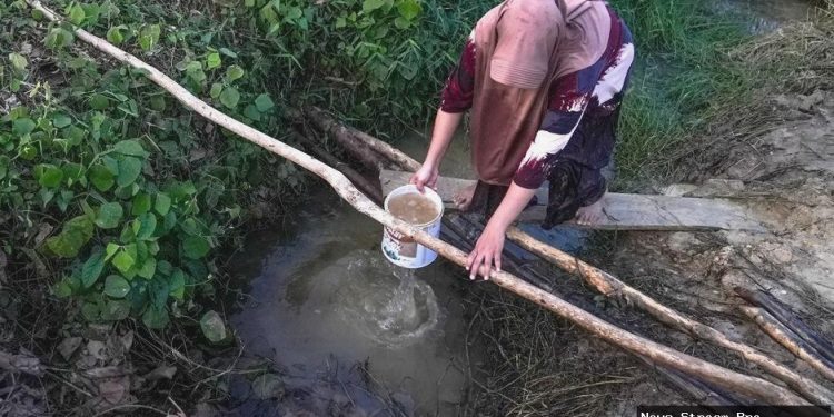 Pengungsi Aceh Tamiang kesulitan air bersih, buang air besar di tanah – “Saya pakai genangan banjir”