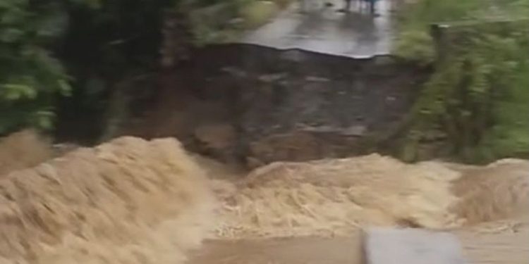 Seorang lansia meninggal saat jembatan putus akibat banjir di Tanah Laut