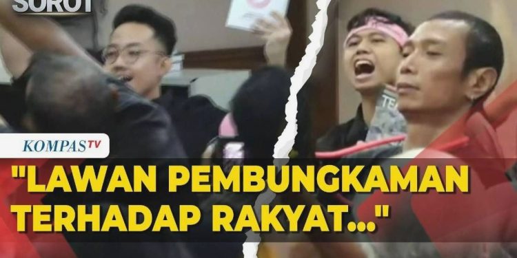 Teriakan Delpedro dkk saat tiba di PN Jakpus jalani sidang perdana kasus dugaan penghasutan demo