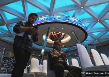 IHSG menguat ke 8.718,2 di pagi ini (18/12), top gainers LQ45: ADRO, MBMA, EXCL