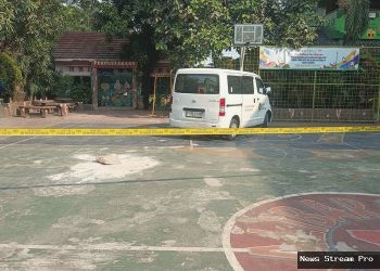 Mobil tabrak siswa di SD Negeri Cilincing, lapangan dipasang garis polisi