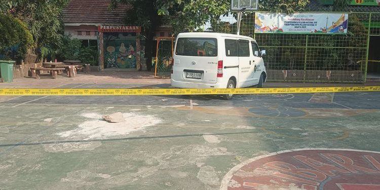 Mobil tabrak siswa di SD Negeri Cilincing, lapangan dipasang garis polisi