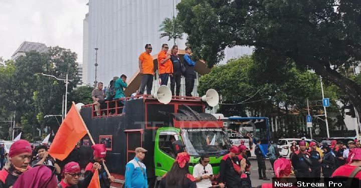 Buruh protes UMP Jakarta di bawah upah pabrik panci Karawang