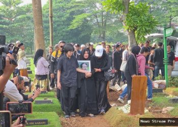 Epy Kusnandar Dimakamkan, Istri Menangis di TPU Jeruk Purut