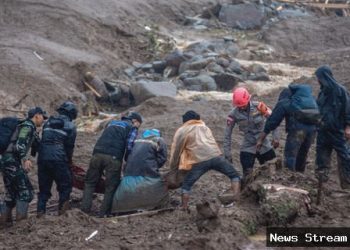 Langsor landa Cisarua Bandung Barat: 10 orang tewas, 400 warga mengungsi